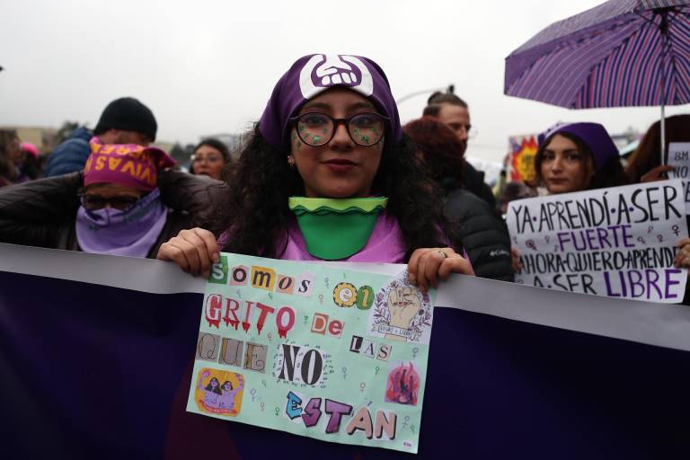 $!Una mujer muestra un cartel de protesta durante una marcha con motivo del Día Internacional de la Mujer, hoy, en Quito.