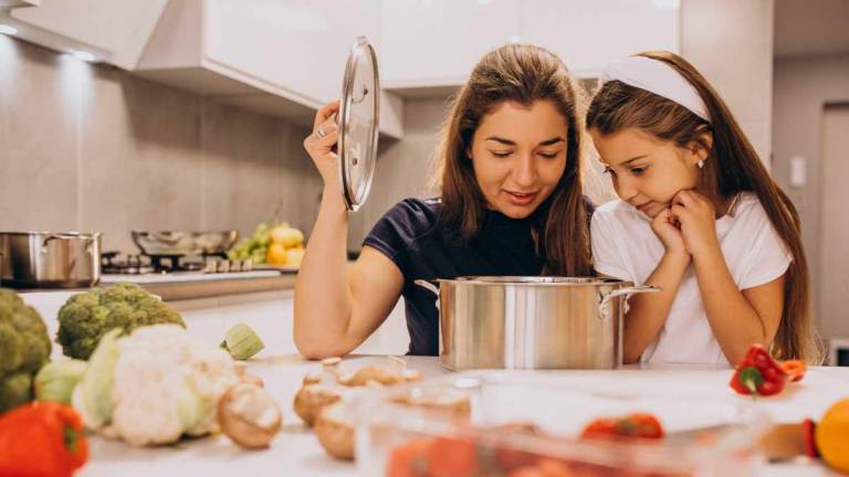 Las mamás y su vínculo especial con la cocina: recetas para compartir en casa