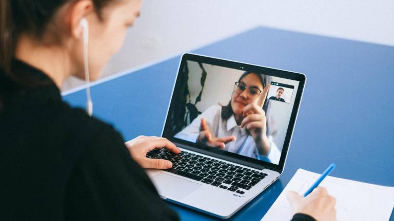 Las reuniones virtuales son una herramienta muy usadas en el mundo laboral actual y lucir bien es parte de las impresiones positivas de un profesional.