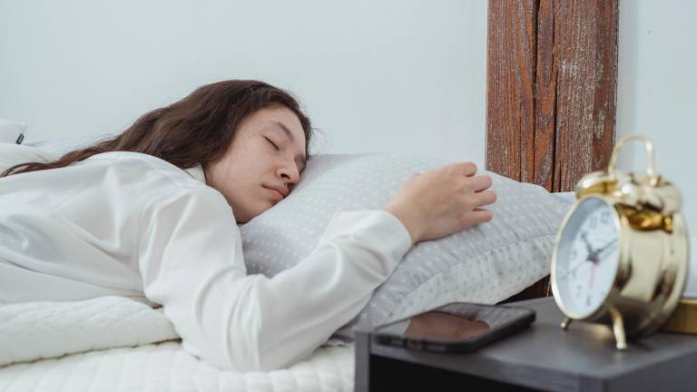 Arrugas del sueño, ¿Qué son y cómo influye tu posición al dormir?