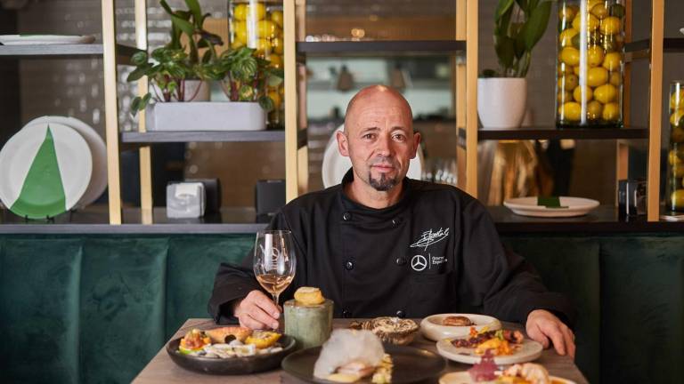 El chef Iñaki Bretal, Estrella Michelin, está presentando sus propuestas en el restaurante Mercedes-Benz en Quito.