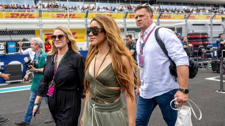 La cantante Shakira luciendo unas gafas cuadradas XXL