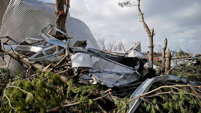 Al menos tres muertos por 22 tornados en EE.UU.