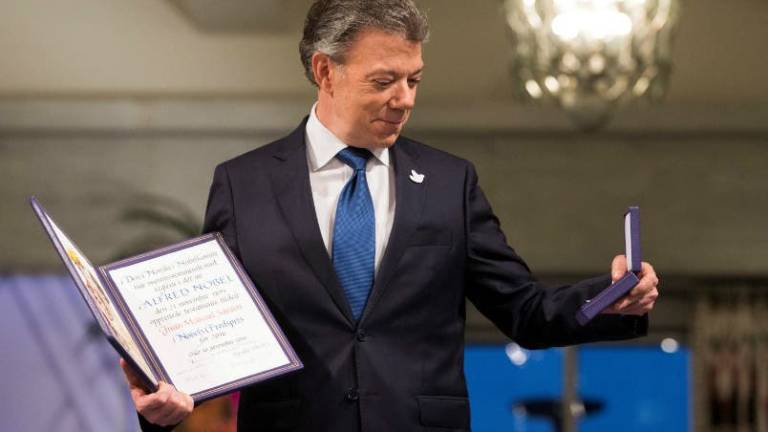 Santos recibe el Nobel con dedicatoria a víctimas de guerra