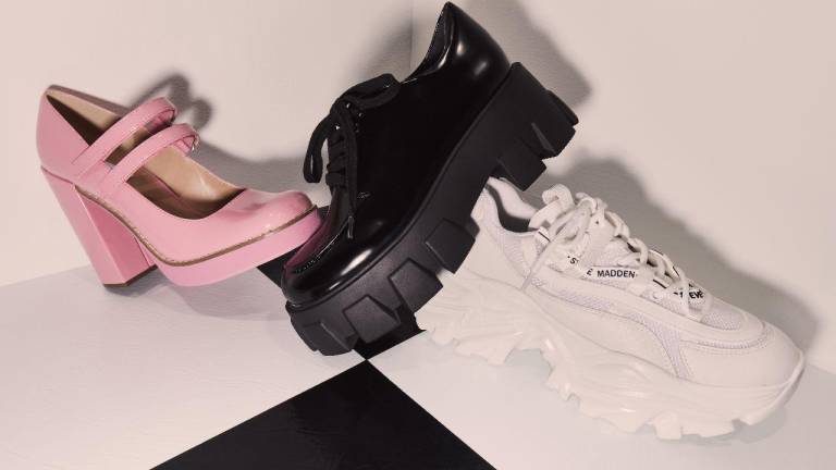 El estilo disruptivo es una muestra de las propuestas de la firma de zapatos y accesorios Steve Madden para su colección primavera-verano.