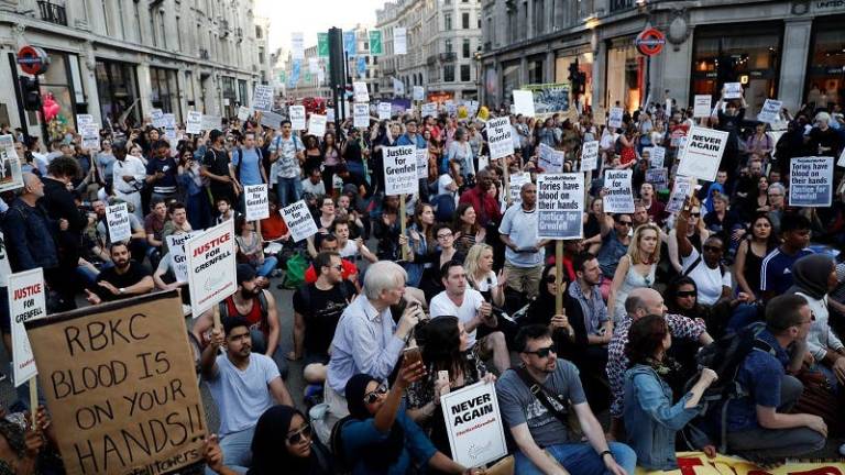 Crecen las protestas tras el incendio de un edificio en Londres