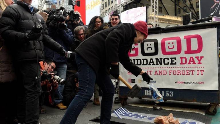 Neoyorquinos &quot;destruyen&quot; en Times Square los malos recuerdos de 2016