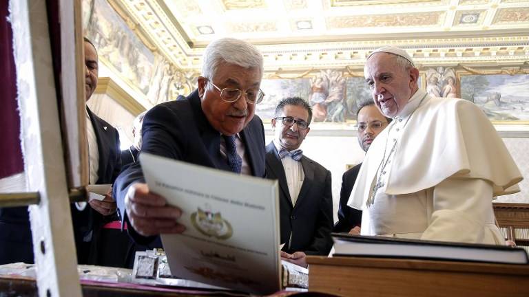 Francisco recibe al presidente palestino Mahmud Abas