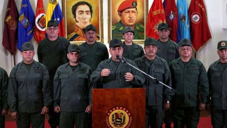 Ministro venezolano niega detención de militares
