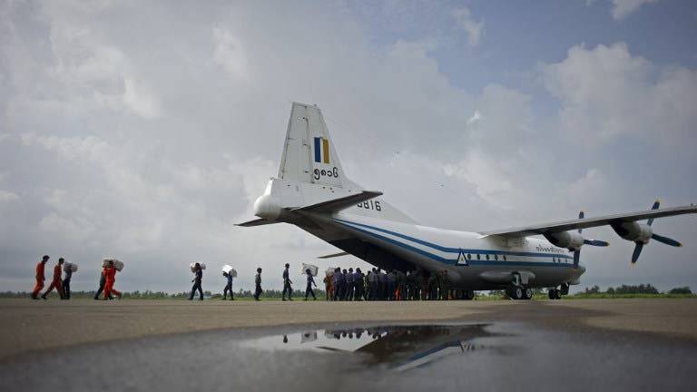 Un avión militar con 104 personas se estrella en Birmania