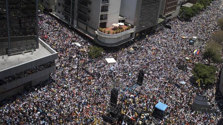 Oposición venezolana continúa las marchas contra Maduro
