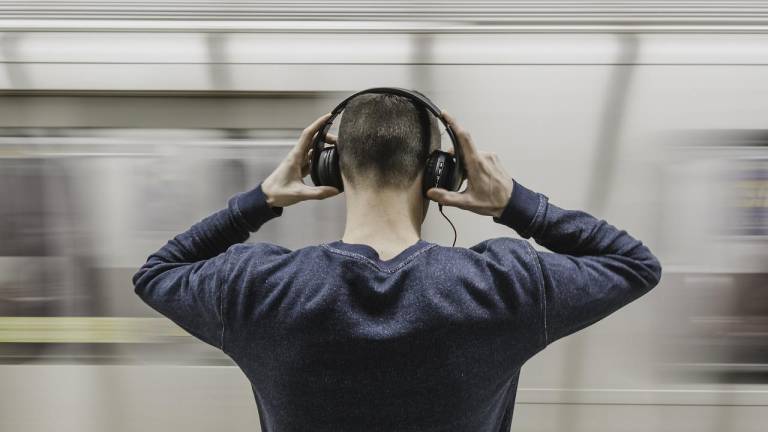 Escuchar música a todo volumen o pasar con los audifonos todo el día puede exponernos a daños severos en nuestra salud auditiva. Conoce cómo puedes prevenir daños permanentes en nuestra última edición impresa.
