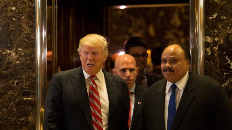 Trump se reúne con hijo de Martin Luther King en medio de nueva polémica