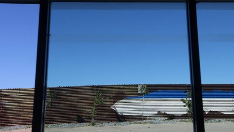 EE.UU. admite que el &quot;muro&quot; en la frontera podría ser una cerca