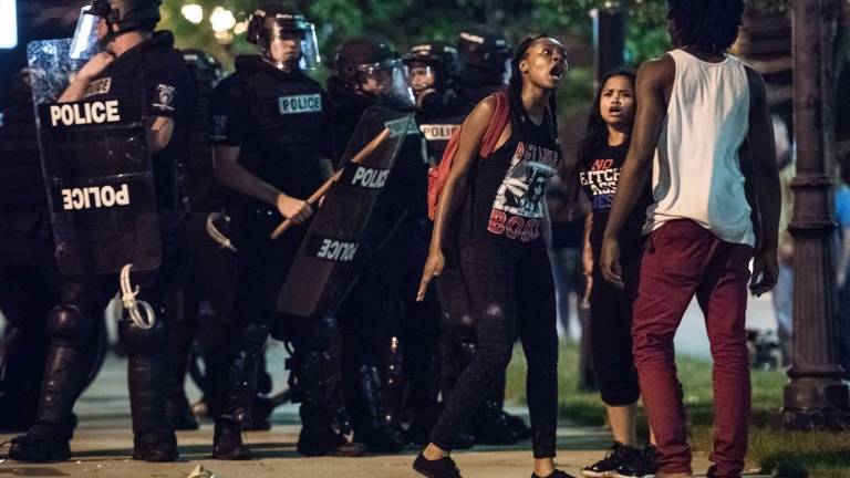 Violencia, gases lacrimógenos y disparos en calles de Charlotte