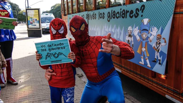 Pequeños superhéroes piden proteger los glaciares de Argentina