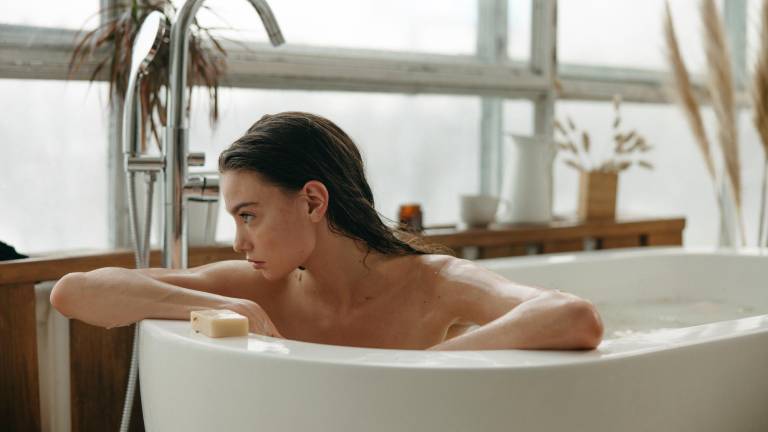 Una investigación científica determinó que bañarse a diario no es saludable