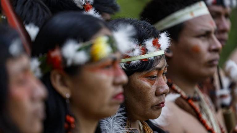 Miembros de la comunidad indígena Waorani se manifiestan por la paz, por la naturaleza y para promover el Sí en el próximo referéndum que busca poner fin a la explotación petrolera en el Parque Nacional Yasuní.