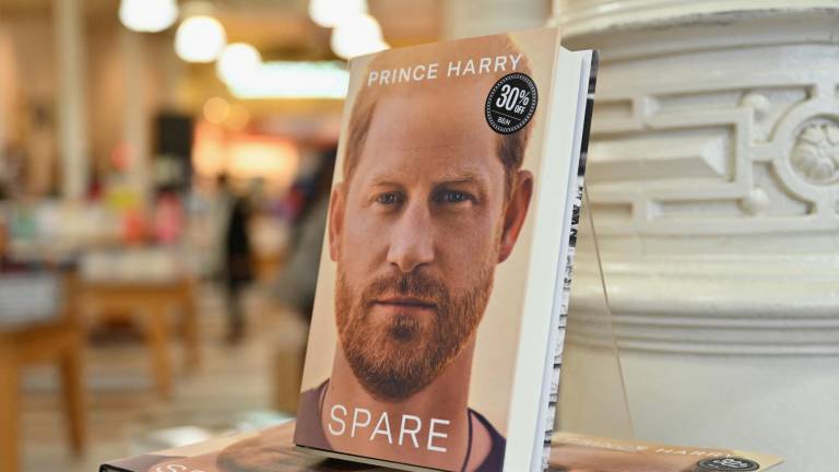 Copias del libro Spare del príncipe Enrique, Duque de Sussex.e of Sussex, colocados en la librería Barnes &amp; Noble bookstore, en New York City.
