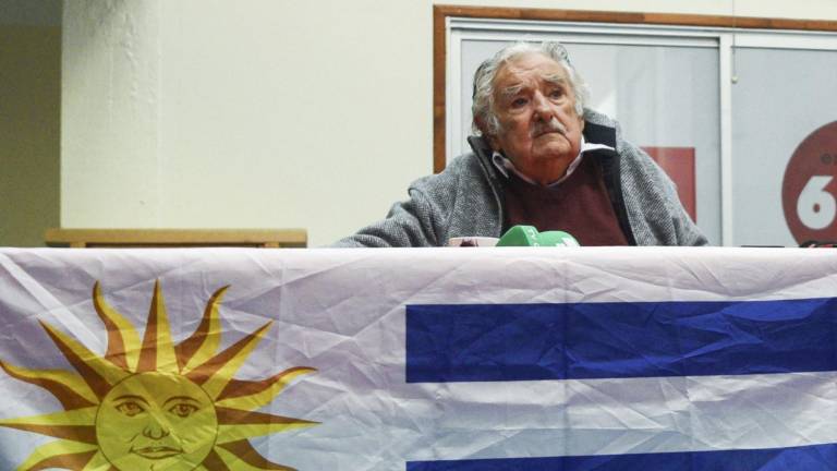 El expresidente uruguayo José Mujica observa durante una conferencia de prensa en la sede del partido Movimiento de Participación Popular (MPP) en Montevideo el 29 de abril de 2024.