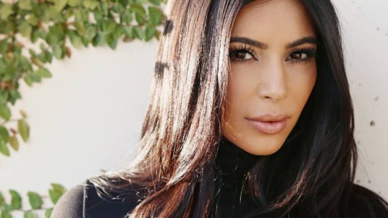 Kim Kardashian revela fotos del tras cámara de video ‘Milf’
