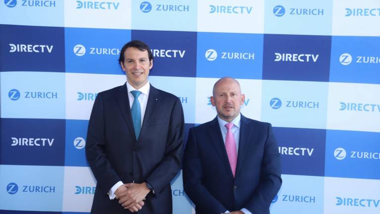 Nicolás Marchant, CEO de Zurich Seguros Ecuador (izquierda); y Fernando Ferro Albornoz, CEO de DIRECTV Ecuador.