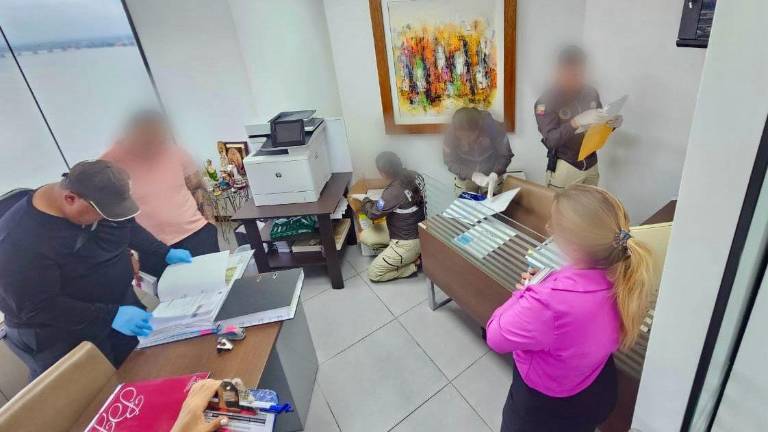 EXCLUSIVO: ¿Quién es Bibian Hernández? Estos son los contratos secretos de la abogada afín al correísmo EXCLUSIVO: ¿Quién es Bibian Hernández? Estos son los contratos secretos de la abogada afín al correísmo