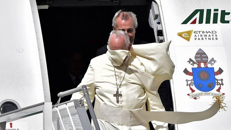 Regalos, bromas, selfies y bendiciones en el vuelo papal