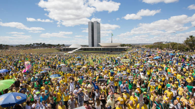 Miles de brasileños protestan contra la corrupción