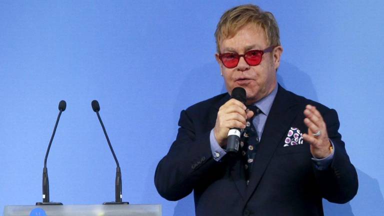Putin llama a Elton John para invitarlo al Kremlin