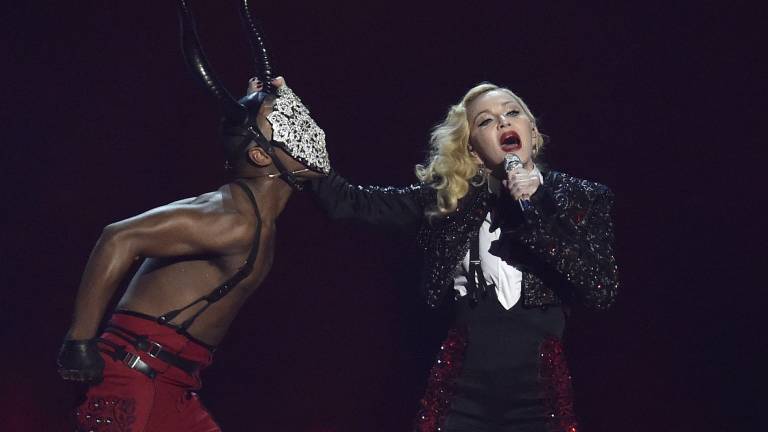 Madonna sufrió esguince cervical al caer en la ceremonia Brit Awards en Londres