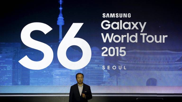 Samsung saca a la venta su Galaxy S6 y Apple lanza su iWatch