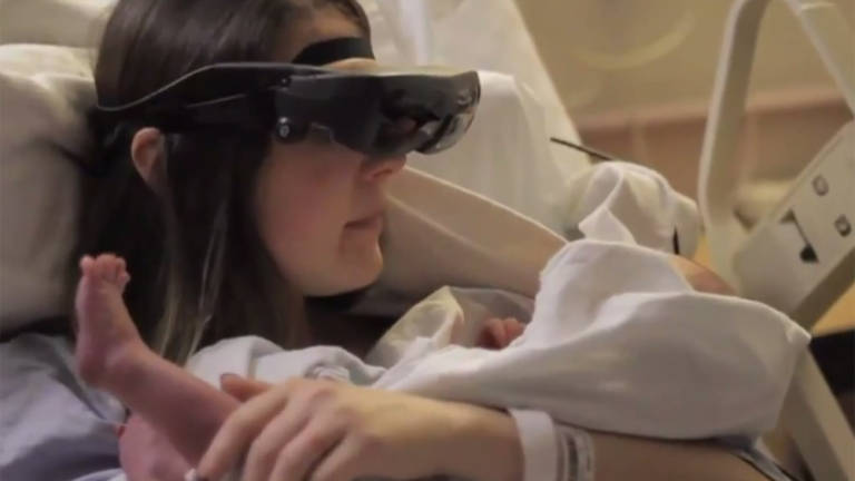 Una madre ciega ve a su bebé gracias a unos lentes eSight