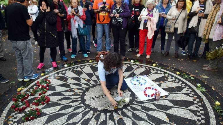Fans de Lennon lo recuerdan en su cumpleaños 75
