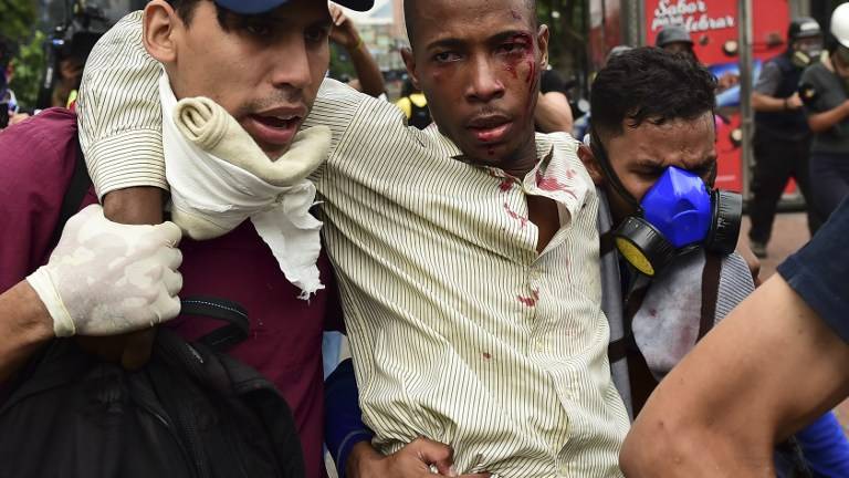 Muerte, saqueos, hambre: crónica de una batalla campal en Venezuela