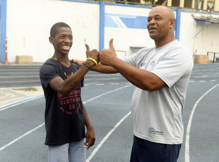 $!Jorge con su entrenador José Bernardo Valdes. El cubano fue marchista profesional para luego dedicarse a ser entrenador de marcha y fondo. Desde el 2011 se dedica a los atletas discapacitados.
