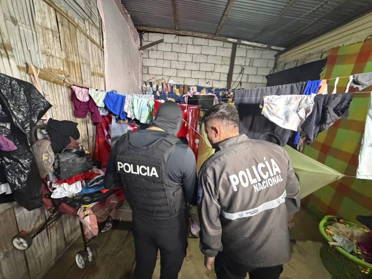 Miembros de la Policía Nacional durante un allanamiento. $!Miembros de la Policía Nacional durante un allanamiento.