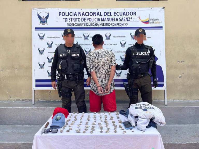 Al momento de su detención, el sujeto llevaba consigo más de 80 bolsas de marihuana, un celular y un arma blanca. $!Al momento de su detención, el sujeto llevaba consigo más de 80 bolsas de marihuana, un celular y un arma blanca.