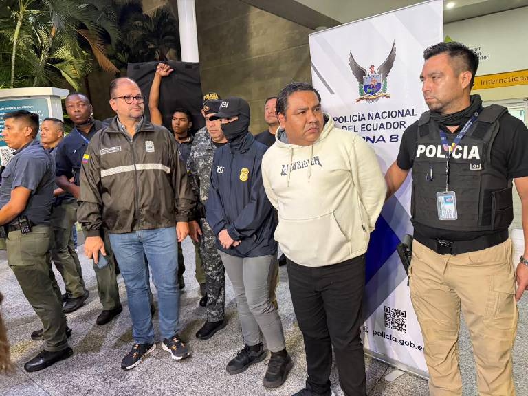 El ministro Reimberg, agentes de la Policía y uno de los implicados en la red de tráfico de migrantes. $!El ministro Reimberg, agentes de la Policía y uno de los implicados en la red de tráfico de migrantes.
