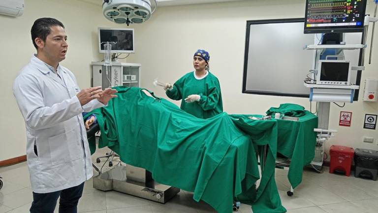 Los laboratorios de simulación de la UTPL cuentan con varias salas para que los estudiantes desarrollen sus habilidades y destrezas clínicas y quirúrgicas..
