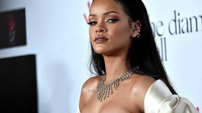 Rihanna, sin sostén y con un traje semitransparente en Coachella