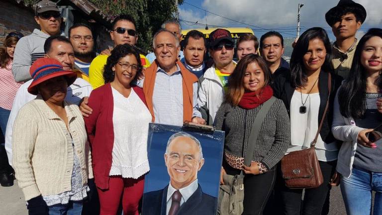 Candidato Paco Moncayo sufragó en Quito