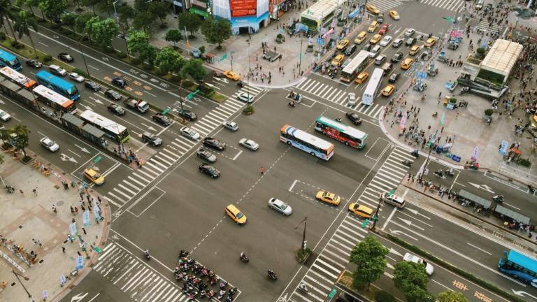 Informe: Vivir en una ciudad con tráfico sube riesgo de Alzheimer