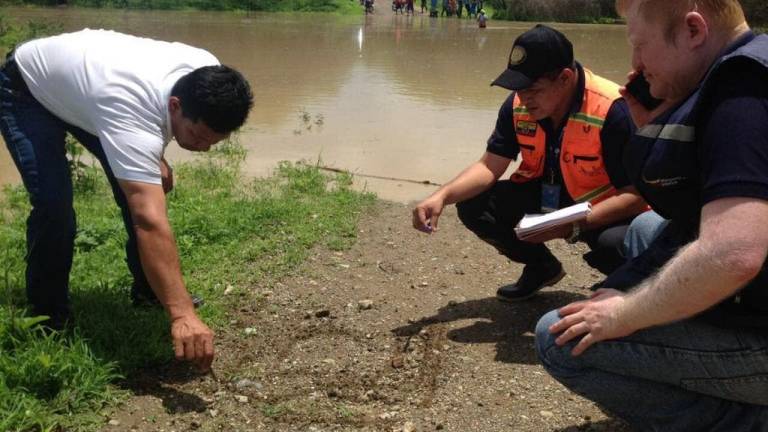 Dos poblados de Santa Elena incomunicados por desbordamiento de río