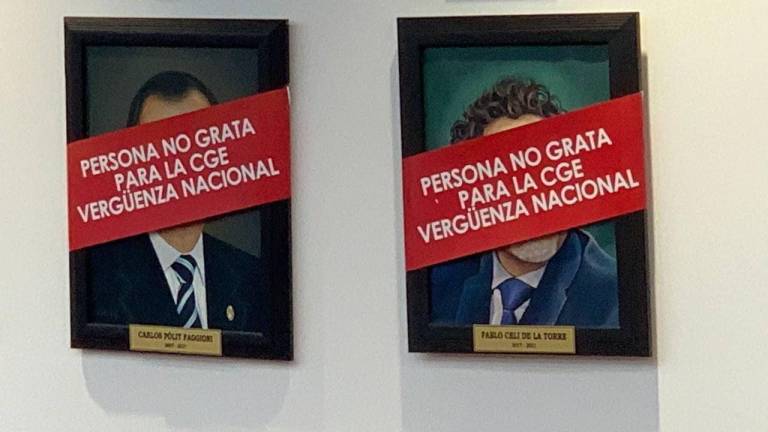 Cubren retratos de Carlos Pólit y Pablo Celi por corrupción en la Contraloría General del Estado: vergüenza nacional