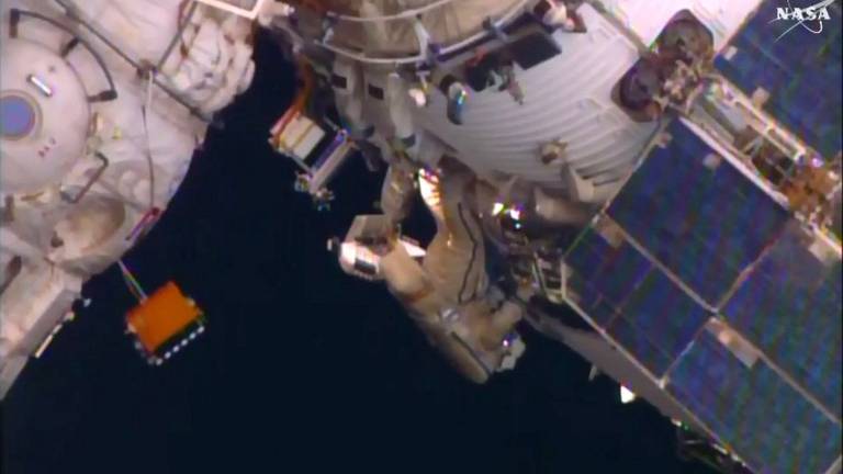 Cosmonautas finalizan caminata espacial alrededor de la ISS