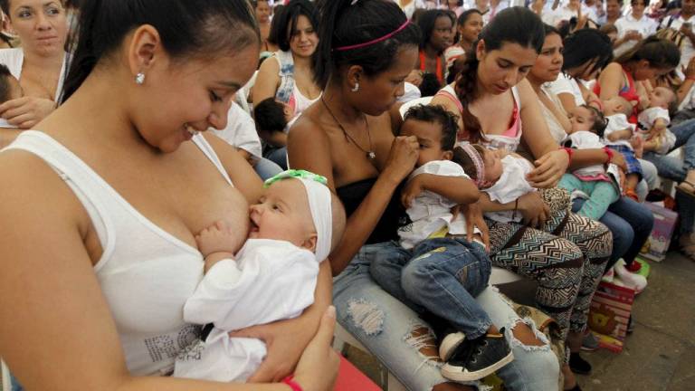 Cientos de colombianas participan en evento para promover lactancia materna