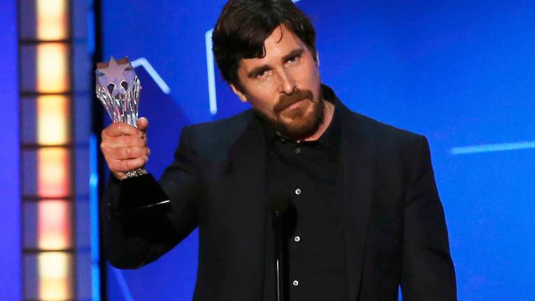 El polémico beso entre Christian Bale y el director de su película