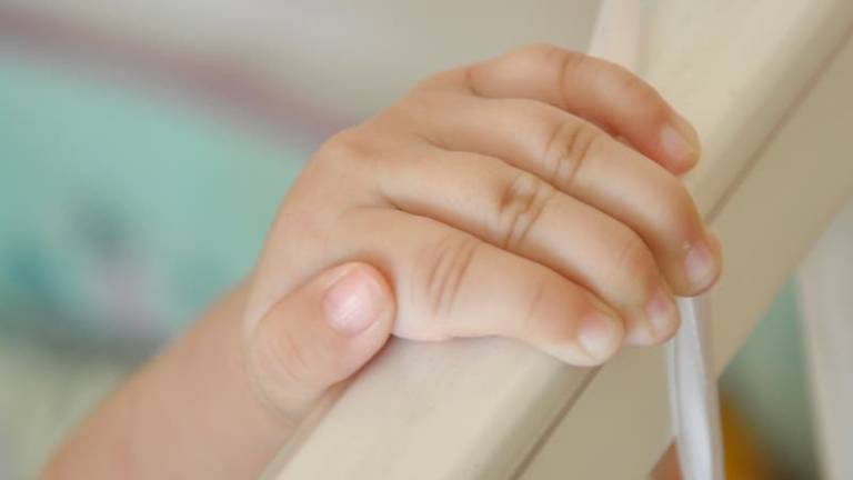 Cirujanos reimplantan exitosamente la mano a una niña de dos años