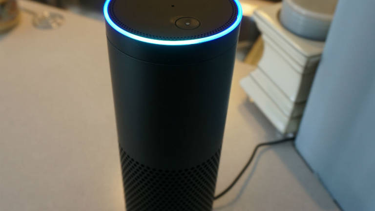 Amazon le da superpoderes a Alexa, la archirrival de Siri